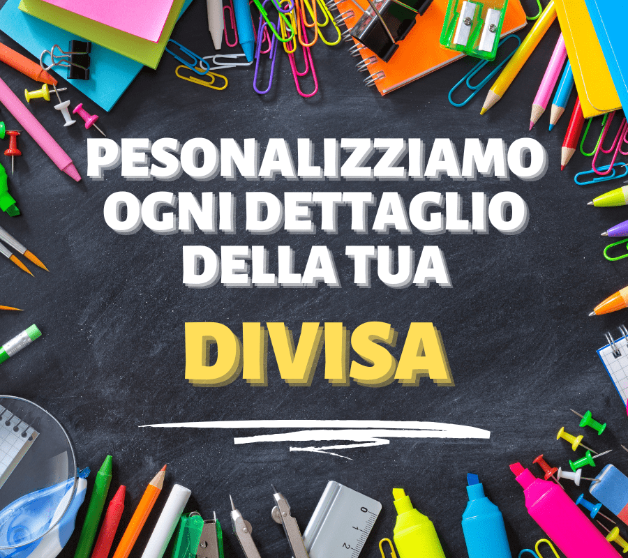 "Lavagna con scritta promozionale sulla personalizzazione di divise scolastiche, con pennarelli colorati attorno."